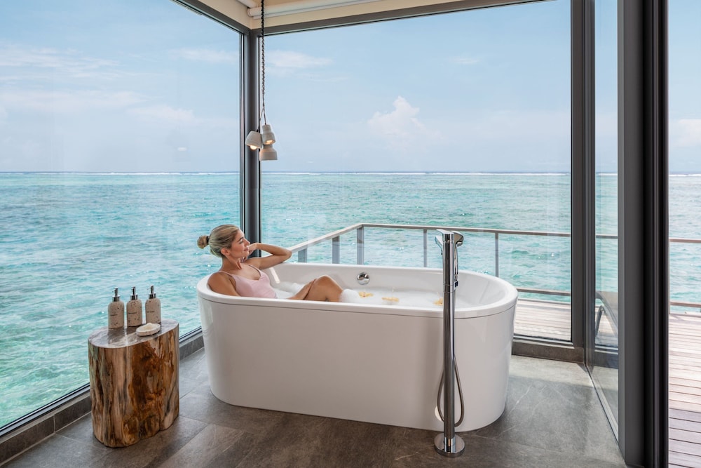 1 Bedroom, Sunrise Overwater Villa photo 2