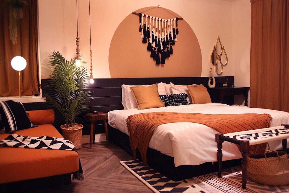 Elite Room, 1 King Bed, Bathtub