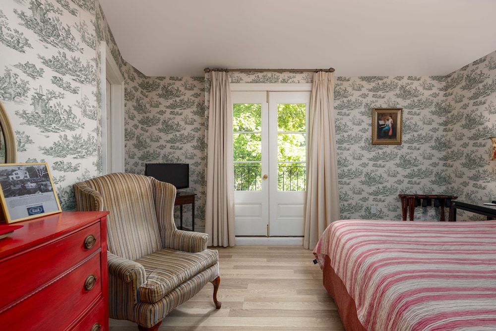 Deluxe Room, 1 King Bed, Ensuite (Pearl Room) photo 2