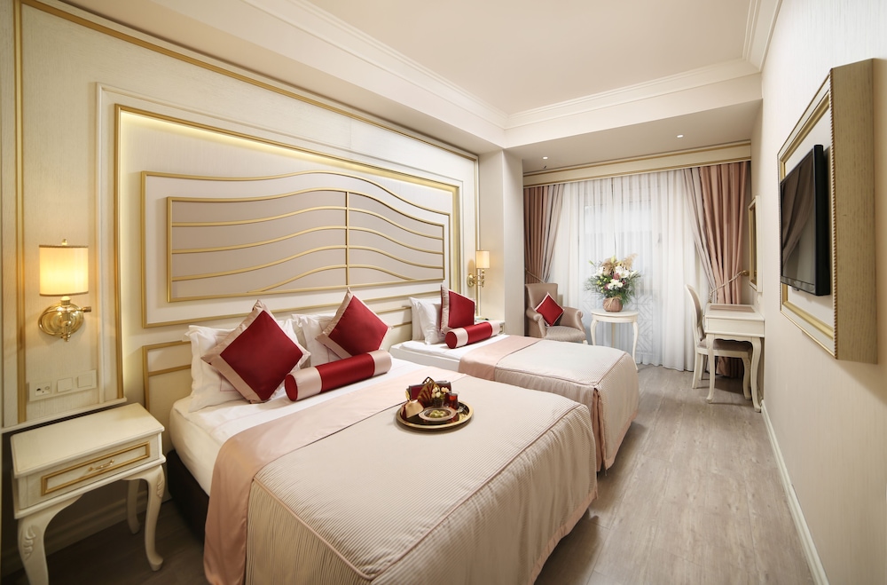 Deluxe Triple Room, Multiple Beds, Allergy Friendly, City View photo 3