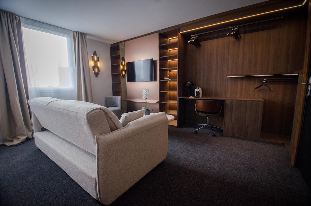 Suite - 1 Queen Bed - Photo 4
