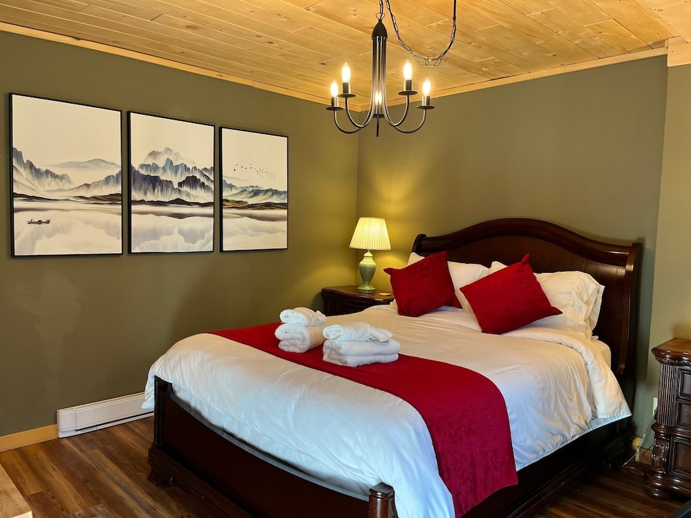 Frigon Suite - Queen Room with Ensuite bath