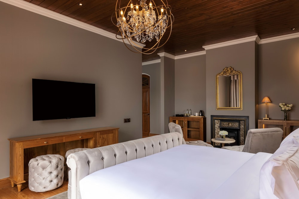 Luxury Double Room, 1 King Bed, Balcony, Mountain View photo 3