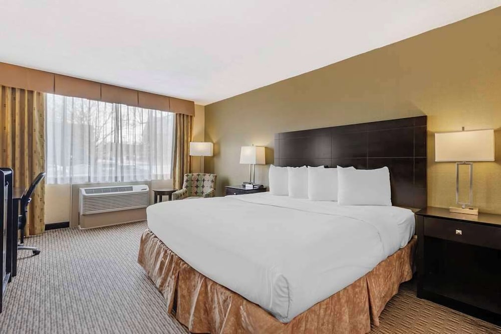 Standard Suite, 1 Queen Bed, Accessible, Bathtub - Photo 5