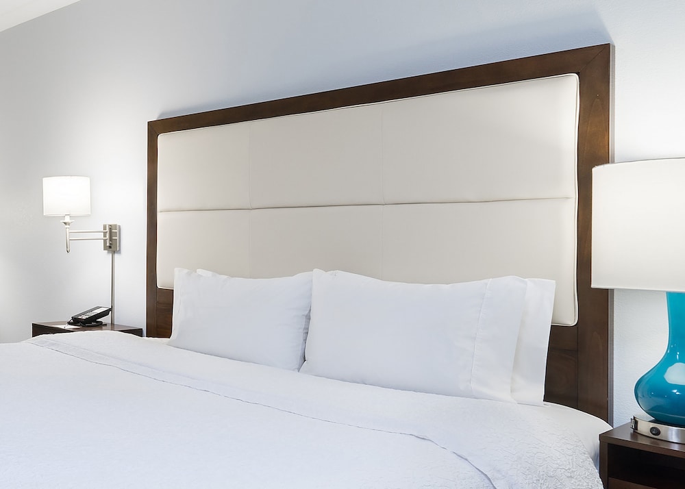Standard Room, 1 Queen Bed photo 2