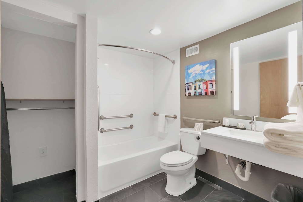 Room, 1 King Bed, Mobility Accessible, Non Smoking (Roll-In Shower) - Photo 11