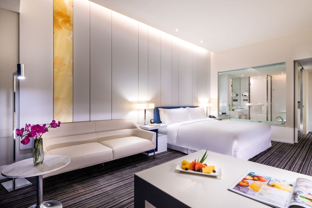 Executive Room, 1 King Bed, Business Lounge Access photo 2