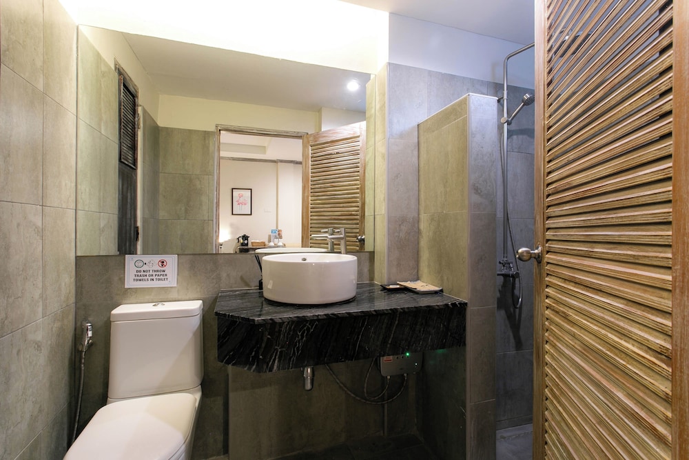 Economy Triple Room - Photo 17