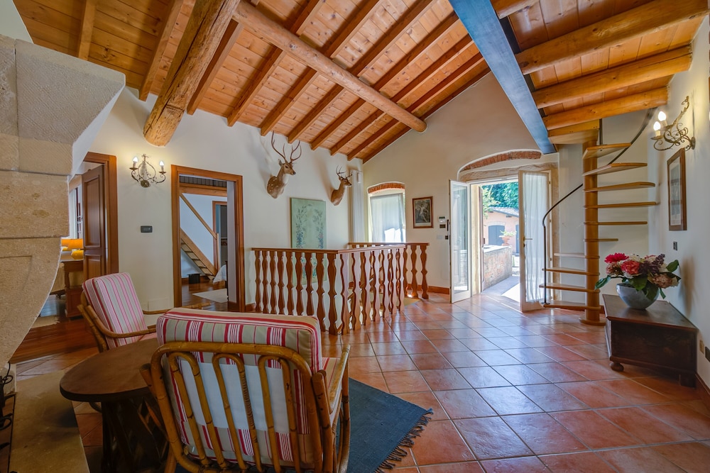 Family Villa, Multiple Beds, Refrigerator & Microwave (Alberta'S Liberty House With Pool) photo 3