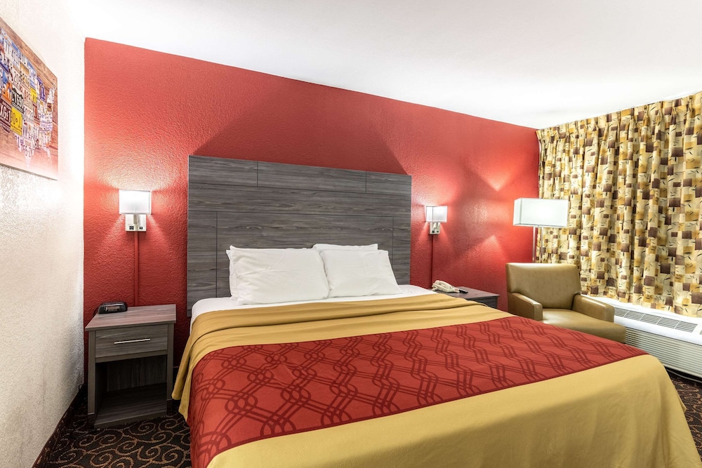Standard Room, 1 King Bed, Non Smoking - Photo 11