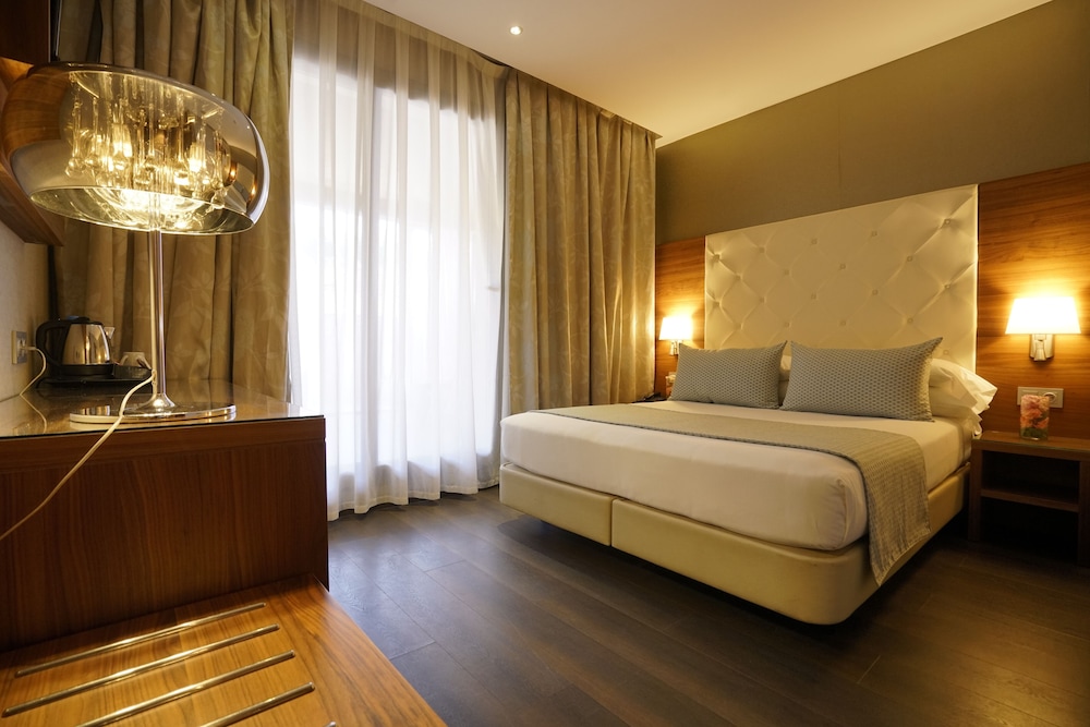 Deluxe Room, City View (King) photo 2
