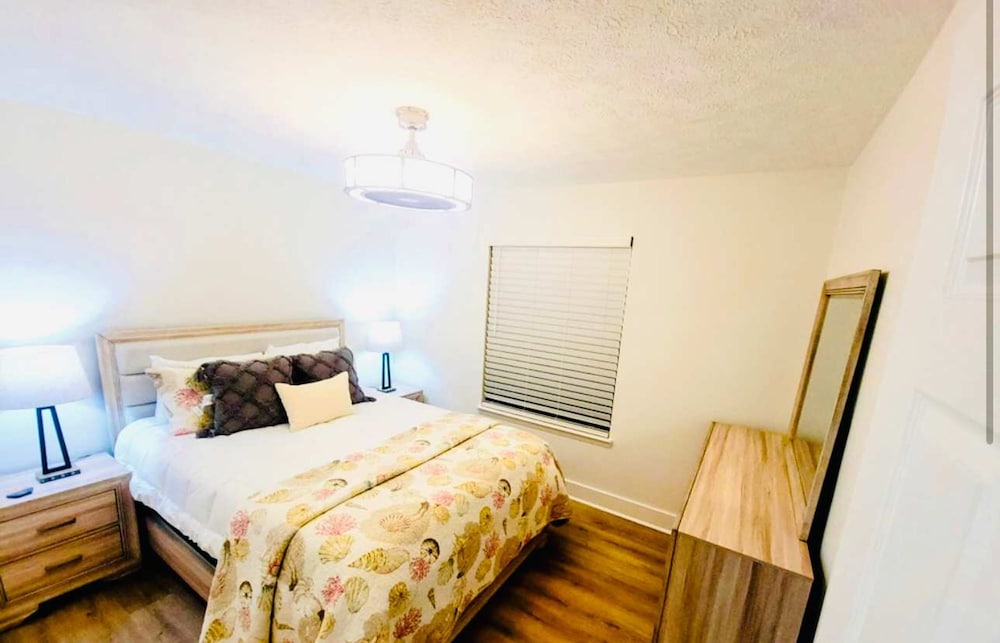 Stilfull 4BD Jacuzzi - 4 Min Til Strand Panama City, Bilde 8