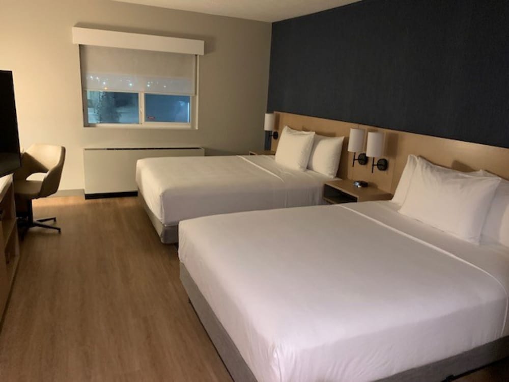 Room, Multiple Beds, Accessible, Bathtub - Photo 5