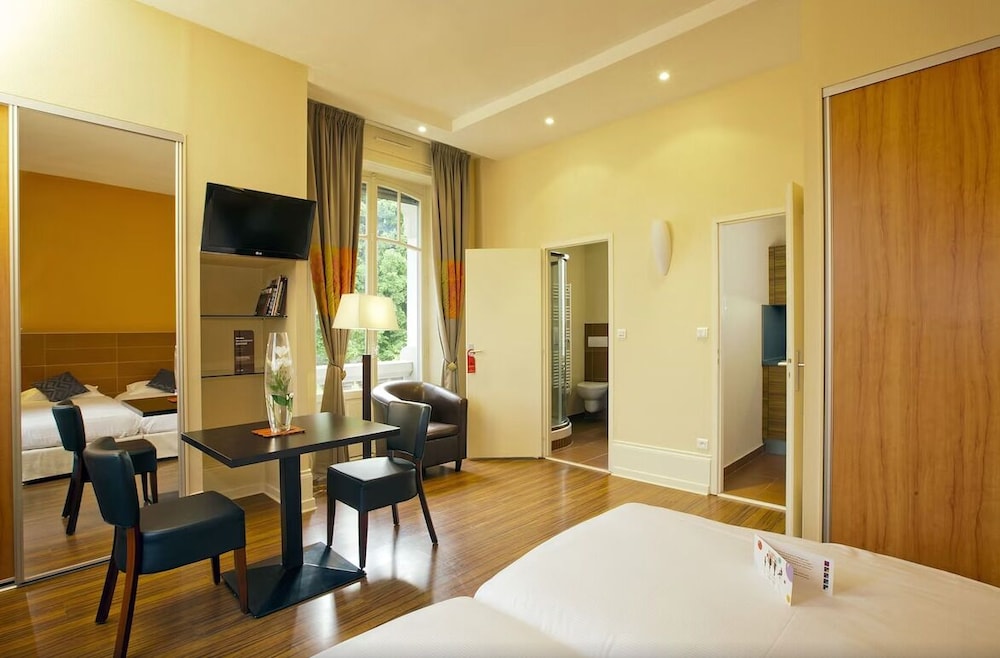 Apartment, 2 Twin Beds, Bathtub
