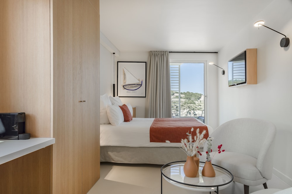 Junior Suite, Balcony, Partial Sea View photo 2