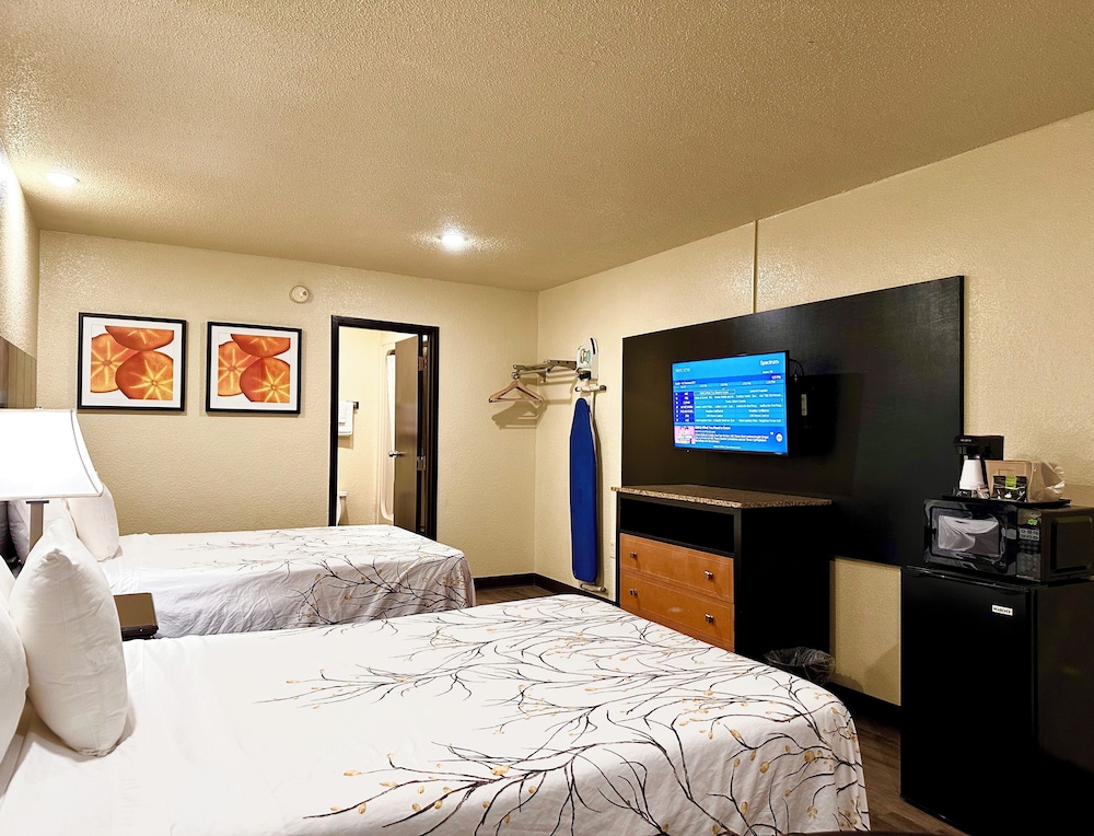 Standard Room, 2 Double Beds, Smoking - Photo 4
