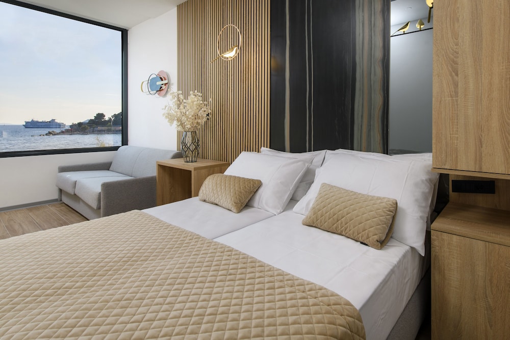Deluxe Room, Sea View - Photo 4