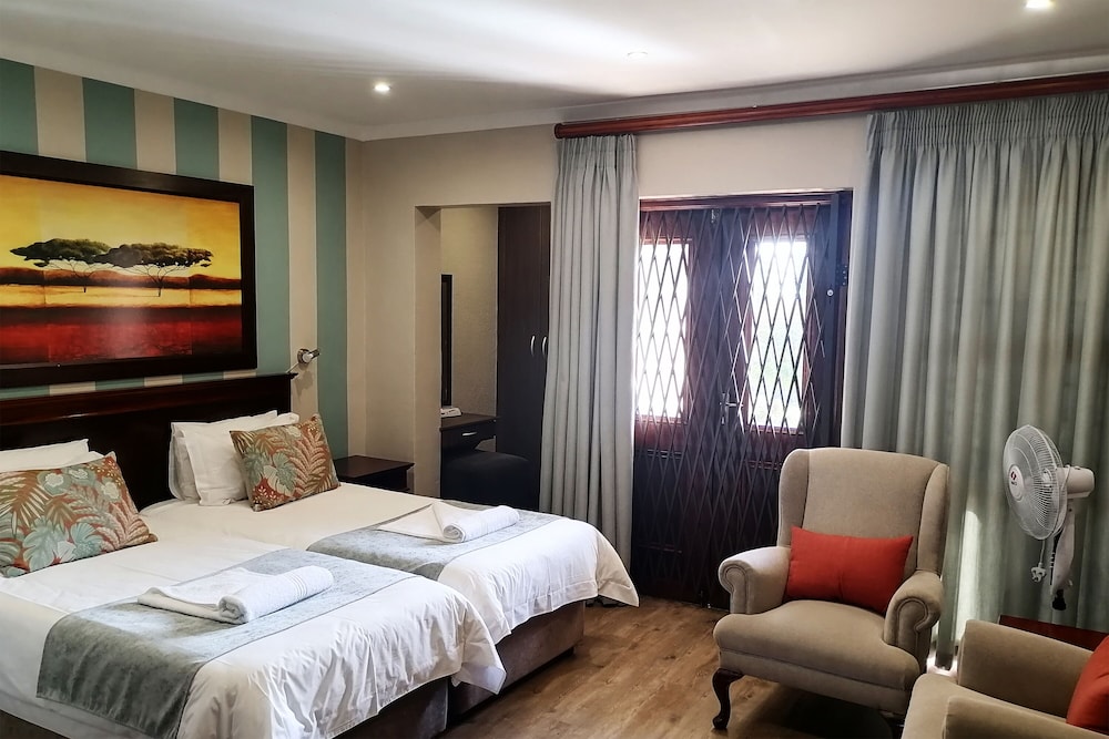 Twin Bed Studio with Patio photo 3