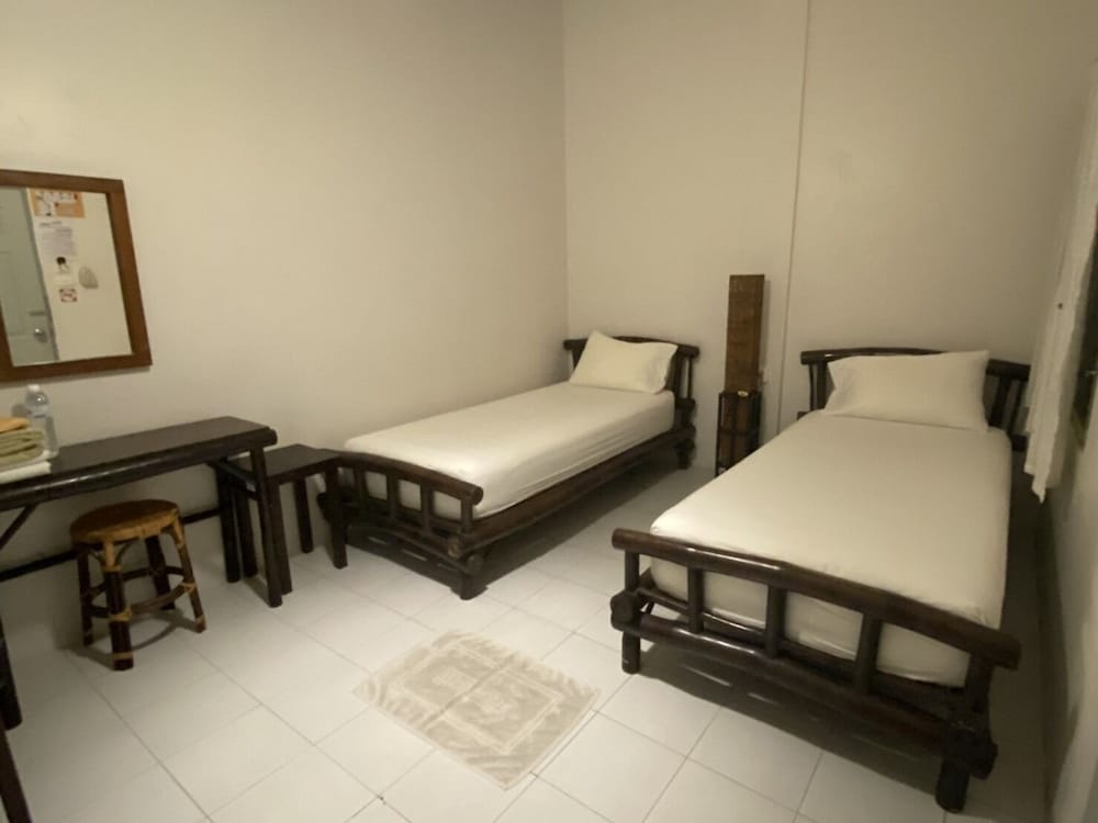 Fanned Twin Shared Bathroom