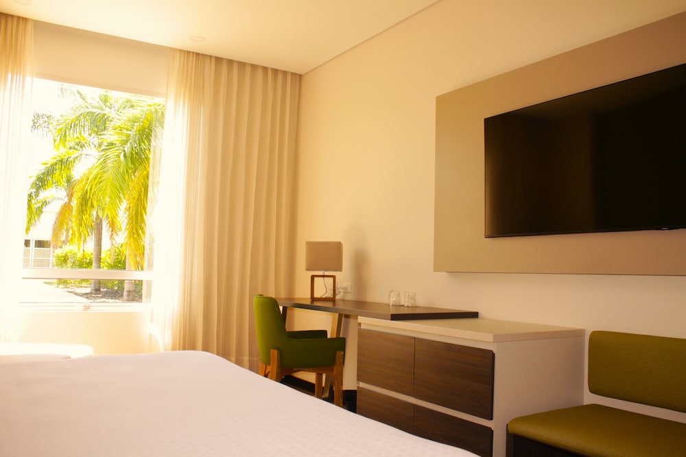 Superior Room, 1 King Bed photo 3