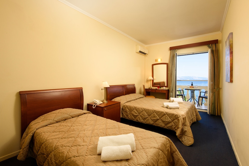 Standard Triple Room, Sea View photo 3