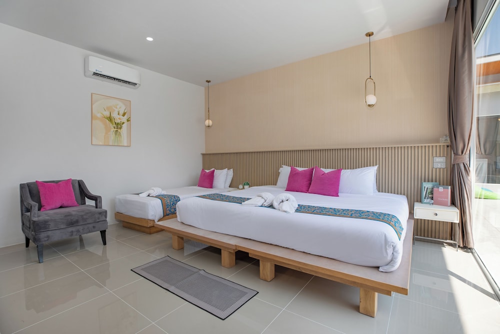 Deluxe Family Room with pool access