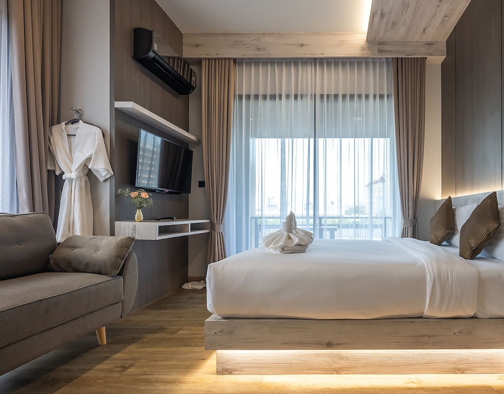 Premier Room, 1 Queen Bed - Photo 3