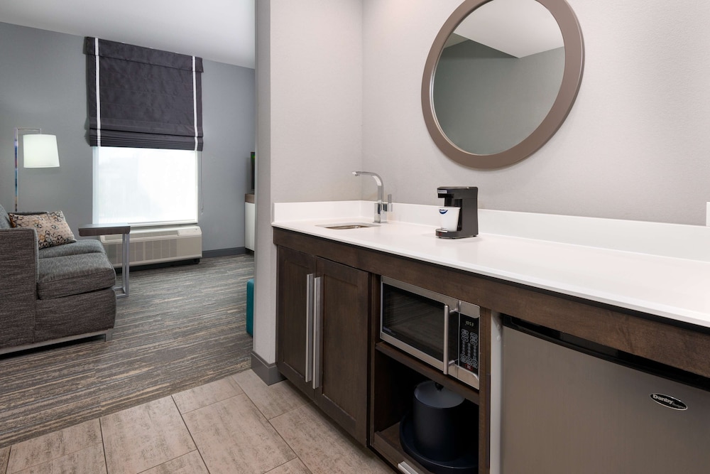 Studio, 1 King Bed, Accessible (Mobility & Hearing, Roll-in Shower) photo 3