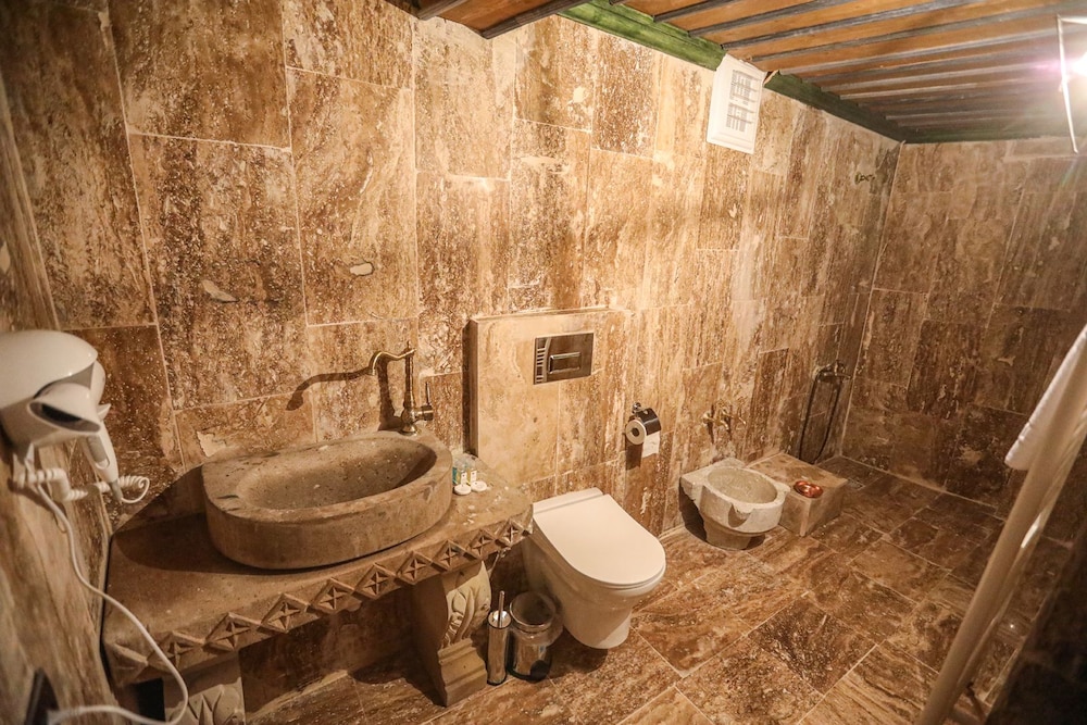 Duru Deluxe Jacuzzi Suite - Photo 5