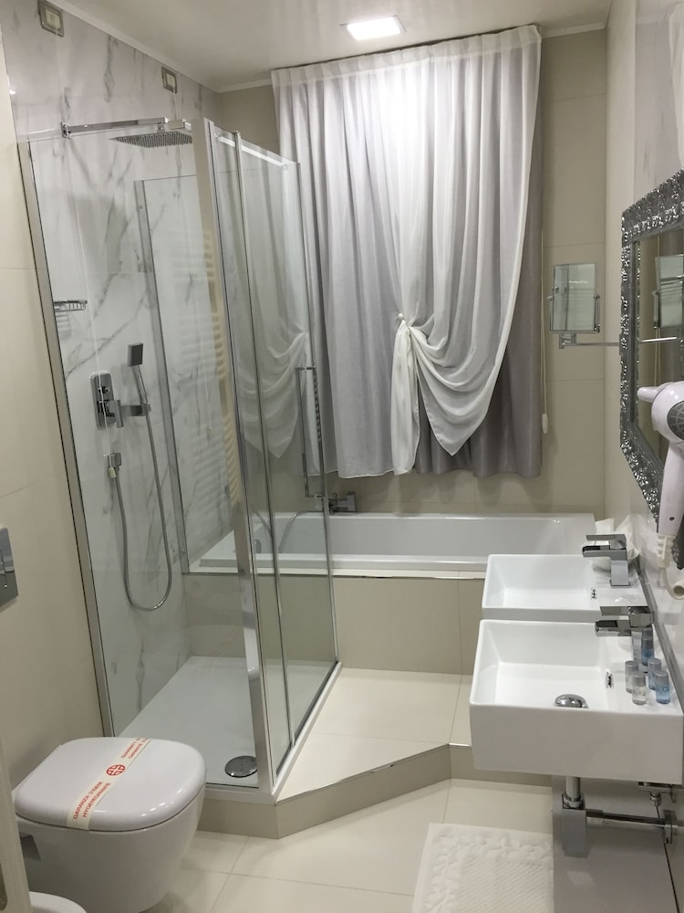 Deluxe Room - Photo 8
