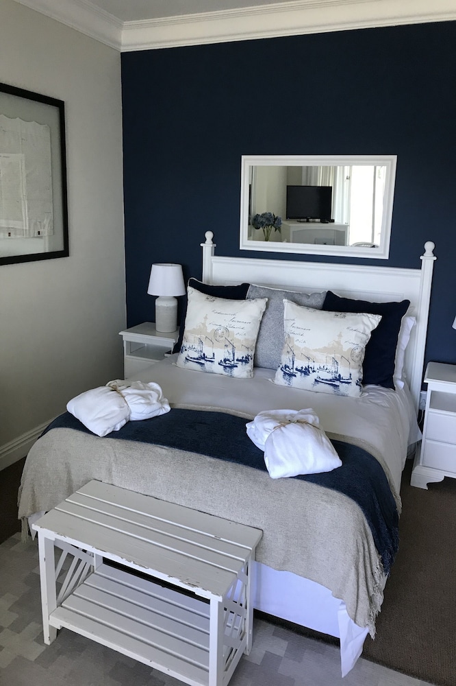 Deluxe Double Room, 1 Queen Bed (Luxe Lagoon and Sea-Facing Queen Room) photo 3