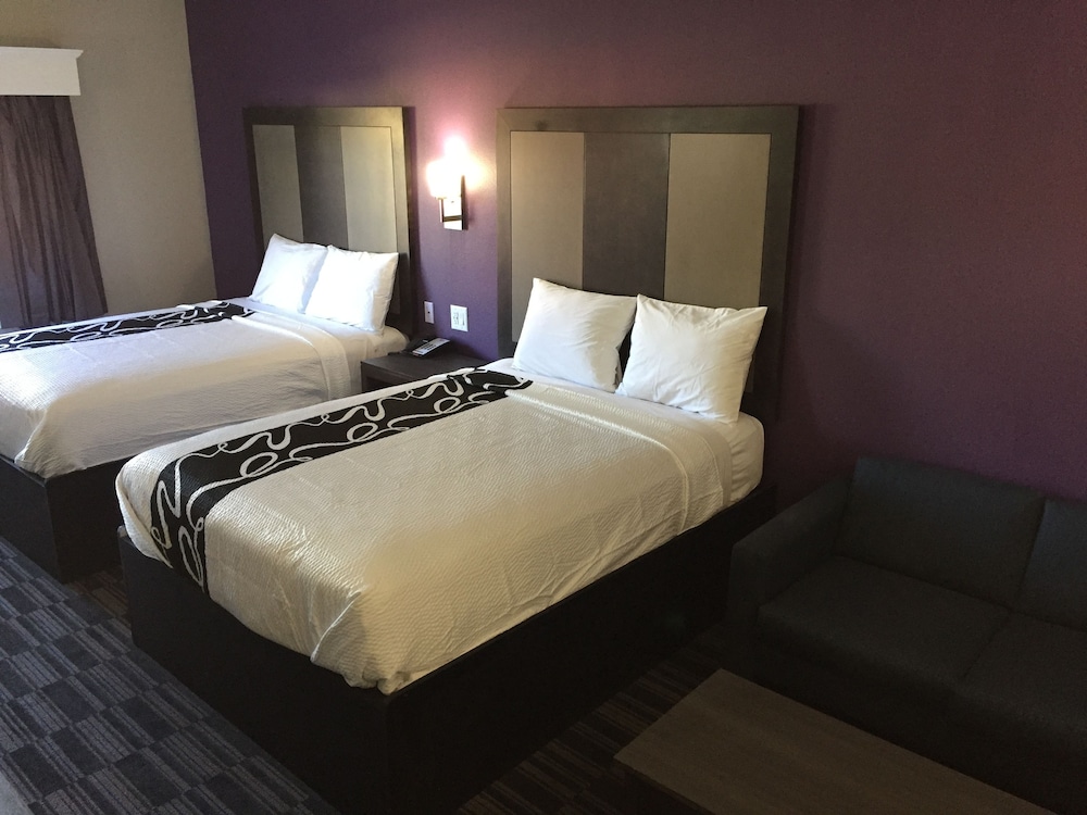Suite, 2 Queen Beds, Kitchenette photo 3