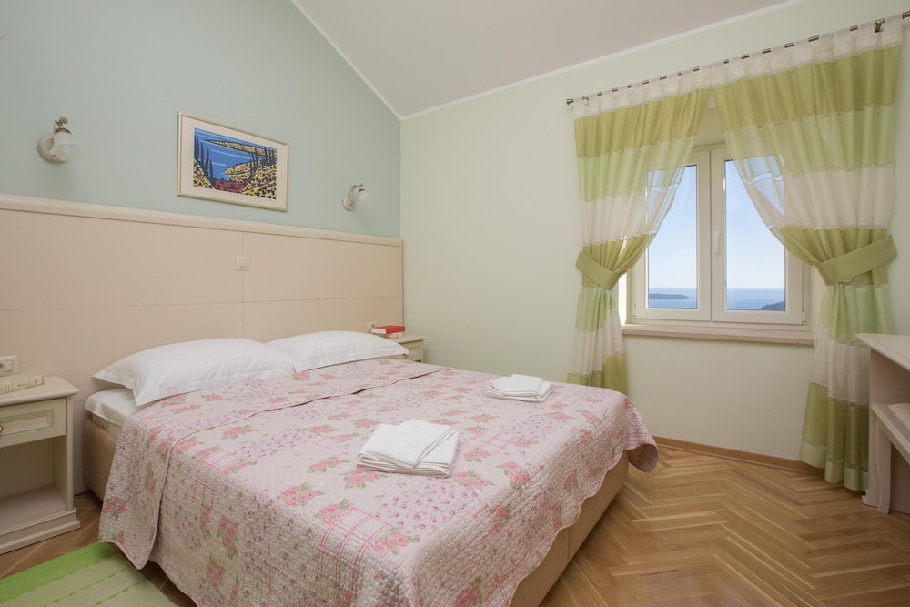 Family Villa, Multiple Bedrooms, Mountainside (Luxury Panorama Villa Dia)