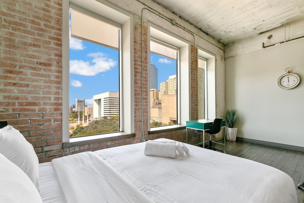Signature Loft, 3 Bedrooms, 2 Bathrooms, City View - Photo 2
