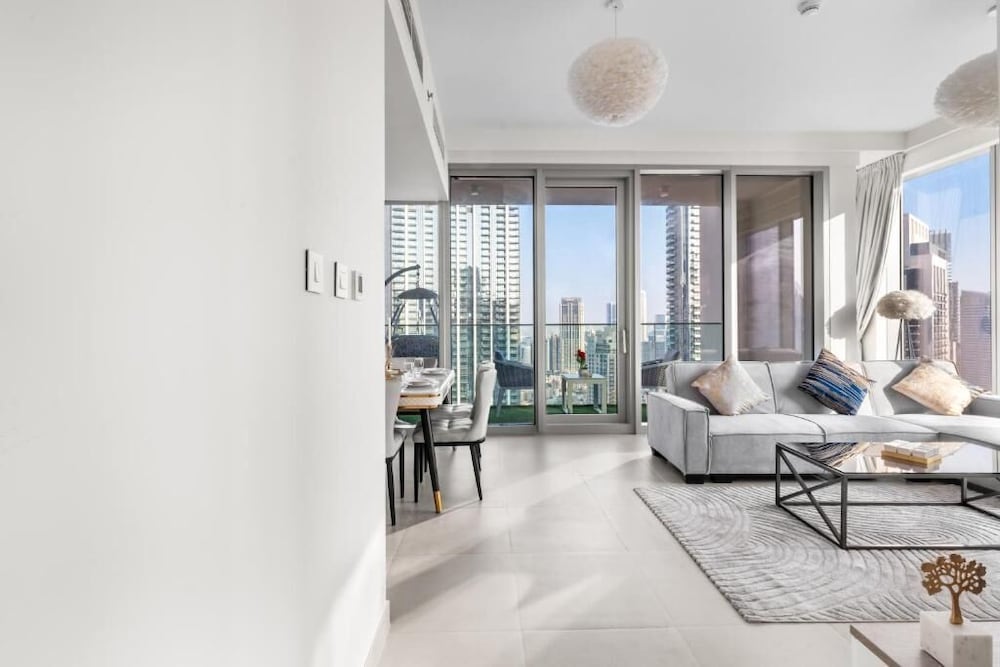 Luxury 4-Bed Escape in Downtown Dubai photo 3
