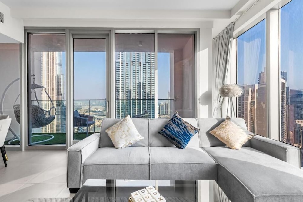 Luxury 4-Bed Escape in Downtown Dubai photo 2