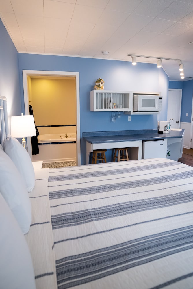 Room, 1 King Bed, Non Smoking, Jetted Tub (The Garden Retreat) photo 3