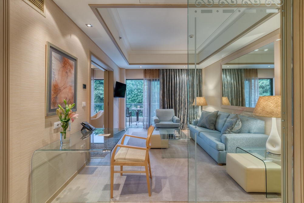 Executive Suite Park - Photo 12