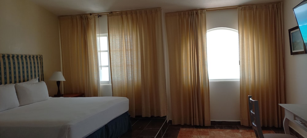 Two Bedroom Ocean View - Photo 5