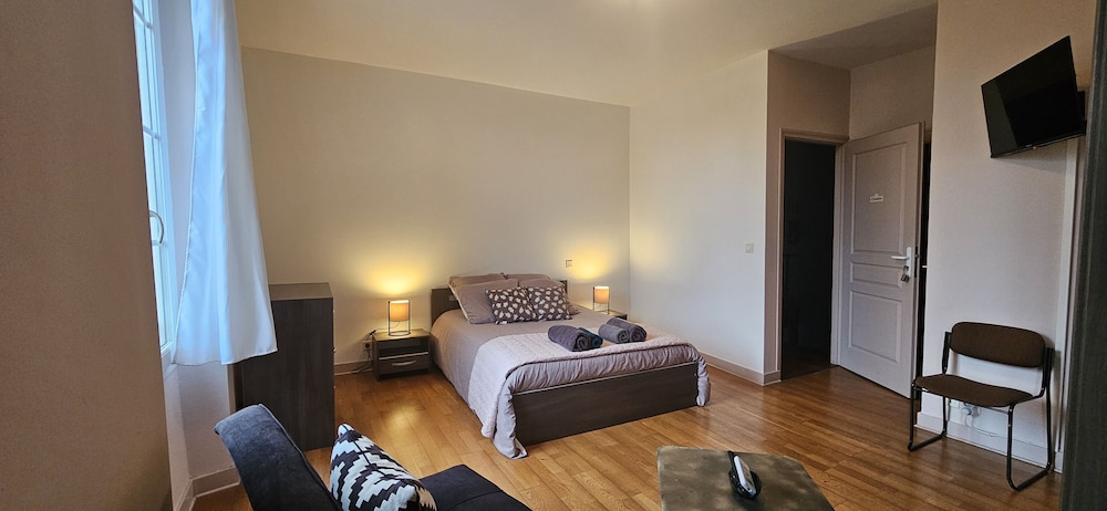 Family Room, 1 Queen Bed with Sofa bed, Private Bathroom photo 3