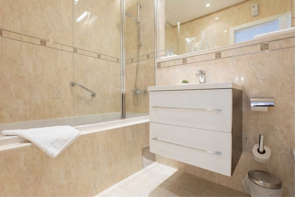 Deluxe Double Room, 1 King Bed with Sofa bed, Ensuite, City View