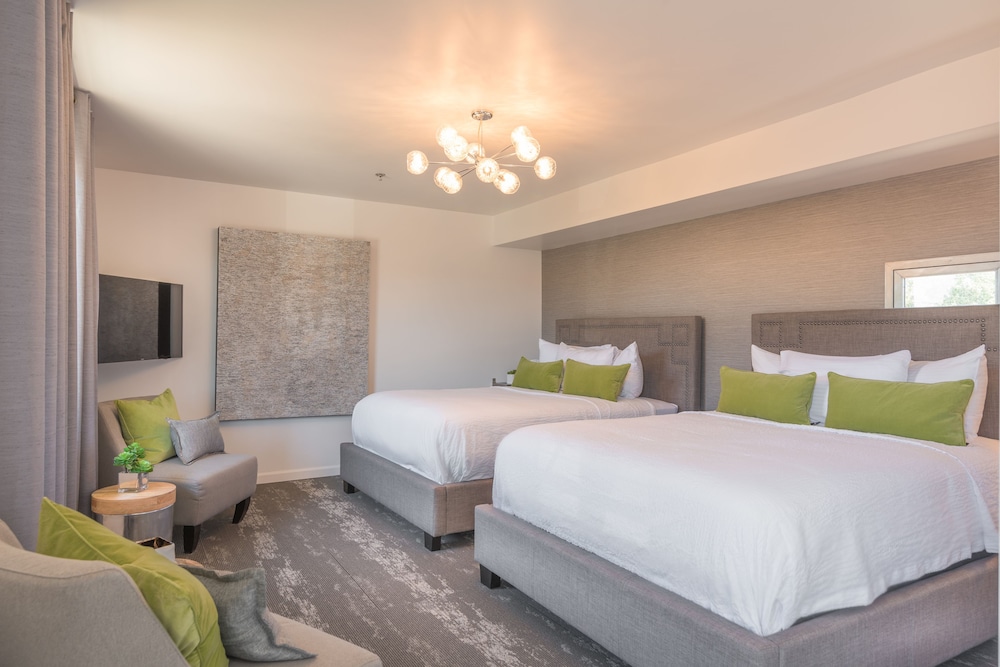 Deluxe Room, 2 Queen Beds - Photo 2