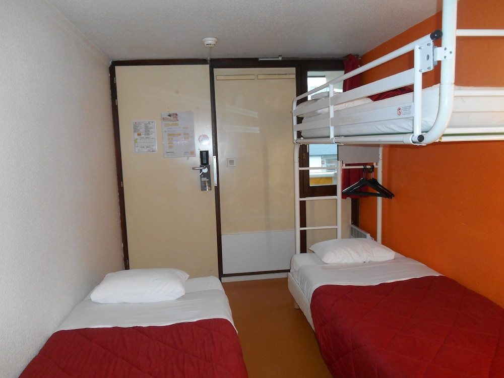 Standard Room, 3 Twin Beds - Photo 4