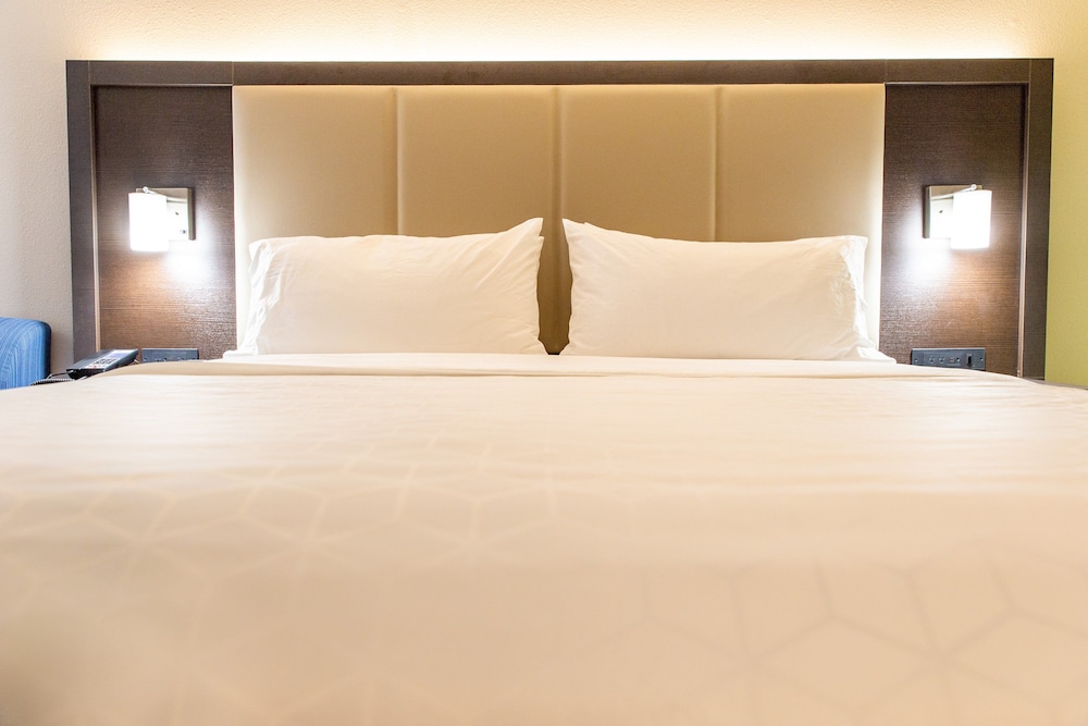 Standard Room, 1 King Bed, Accessible (Communications) - Photo 4