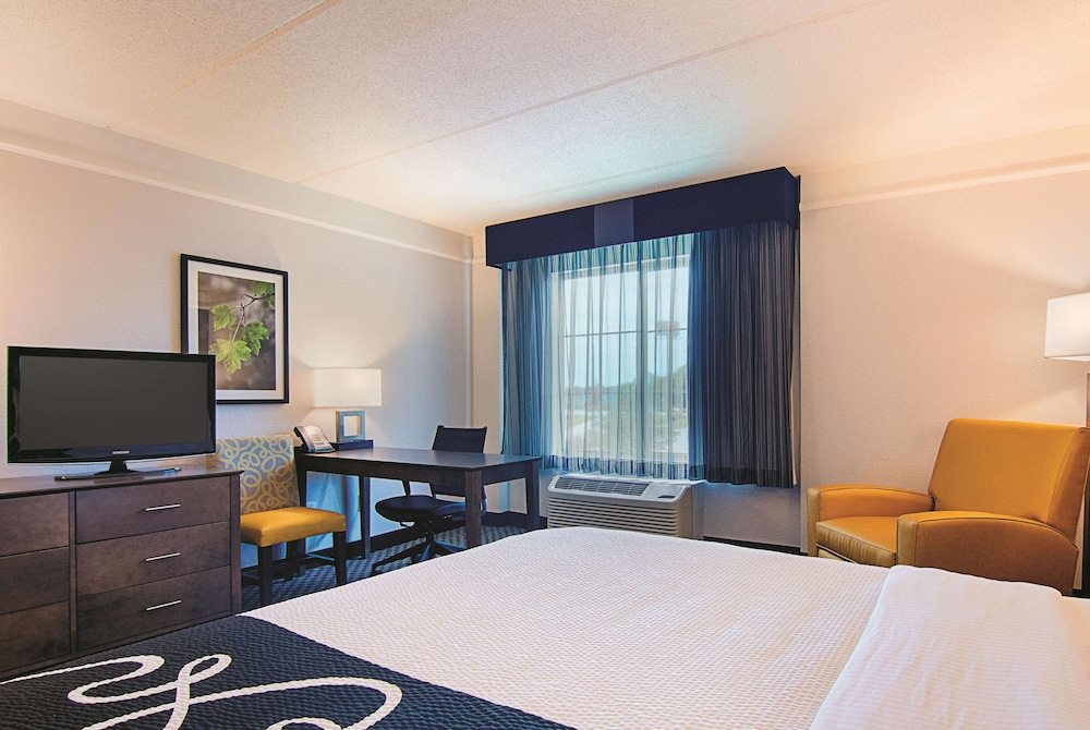 Room, 1 King Bed, Non Smoking - Photo 3