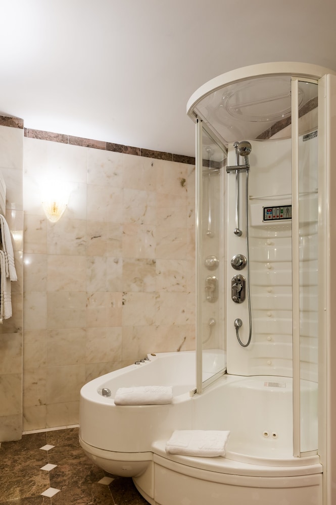 Luxury Suite - Photo 7