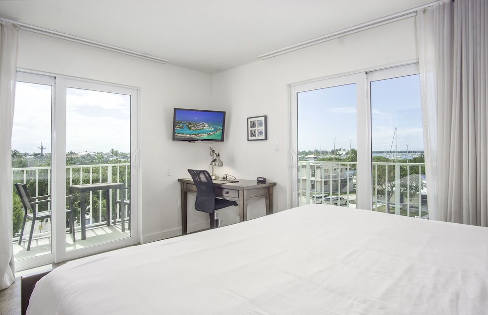 Suite, 1 Bedroom, Balcony, Bay View (King) - Photo 8