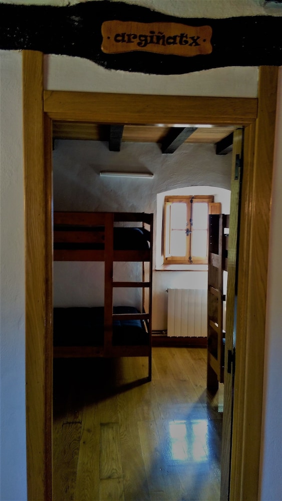Dormitorio compartido, Dormitorio Mixto, Baño compartido, Vista a la montaña (1 cama en un dormitorio de 5 camas Arginatx)