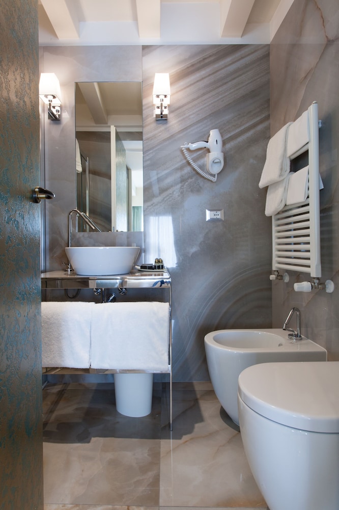Double Room (Charming - Internal View) thumbnail 6