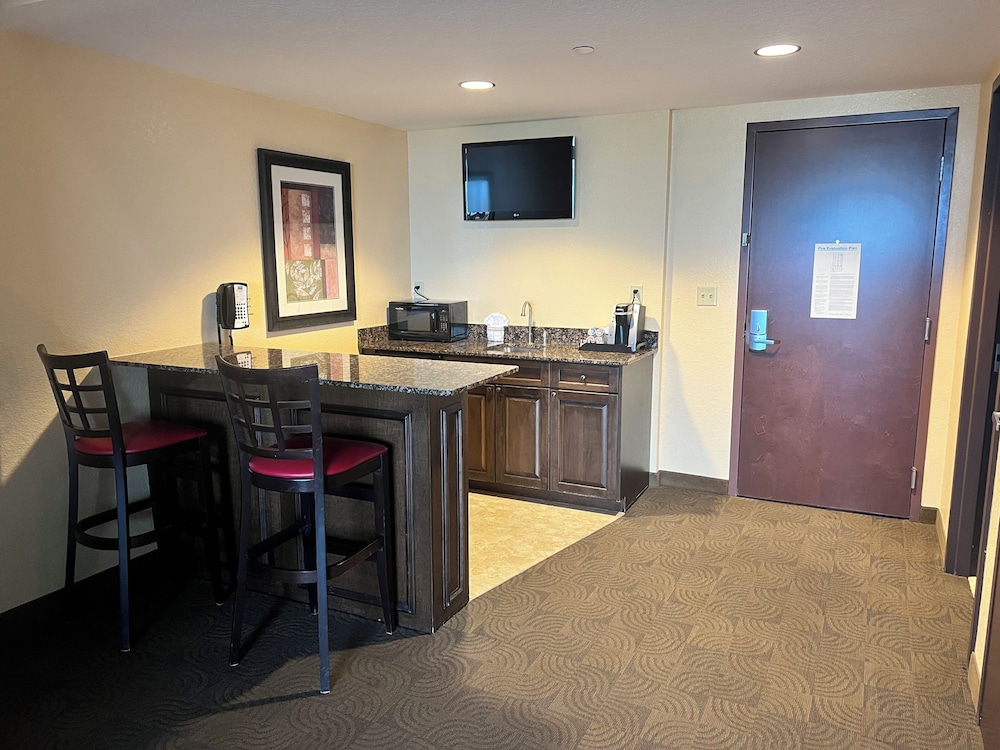 Premier Room, 2 Queen Beds, Kitchenette, Balcony - Marina View - Photo 4